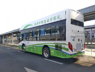 女子騎電動車急剎摔倒，公交車長主動下車熱心幫扶